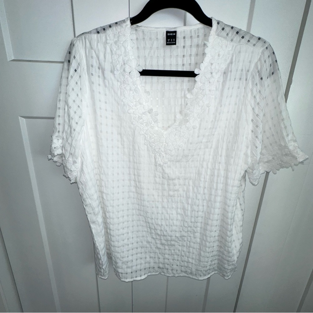 Women's White Flower Short Sleeve Blouse - XL
